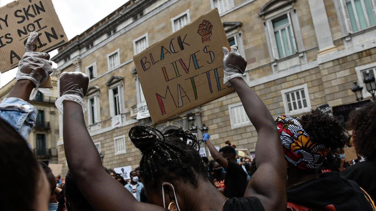 zentauroepp53682309 07 06 2020 concentraci n contra el racismo en la plaza sant 200607124248