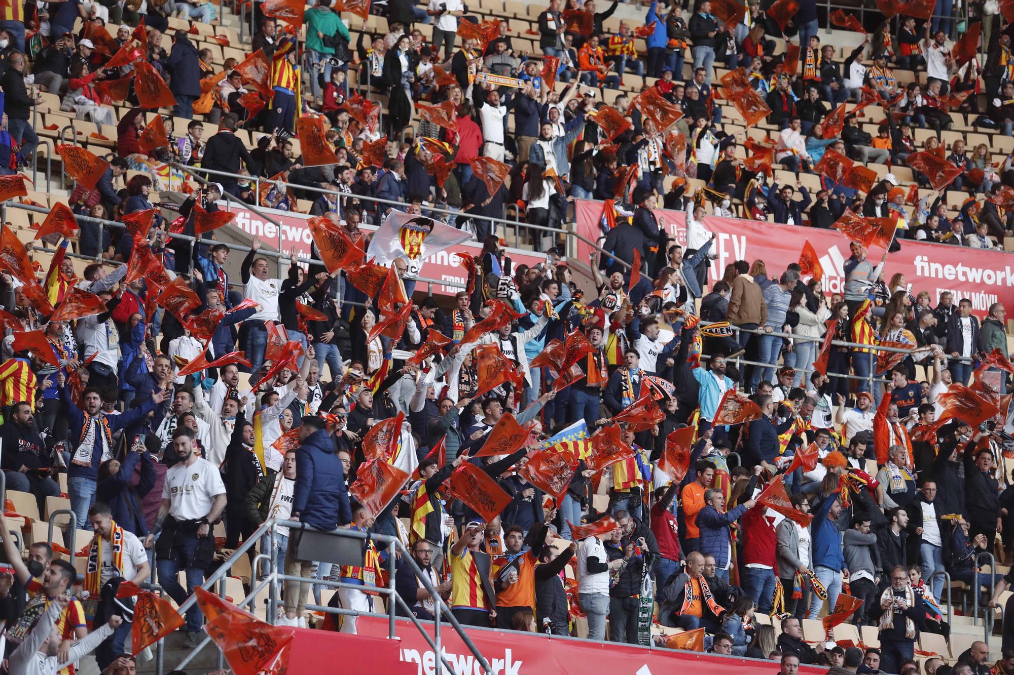 La afición valencianista llena de color el estadio de la Cartuja