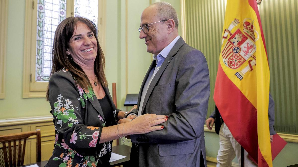El director de IB3, Josep Codony, junto a la portavoz de Vox en el Parlament, Manuela Cañadas