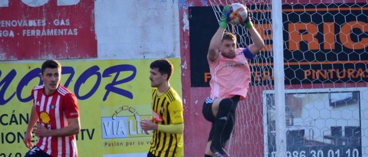 Martín atrapa un balón en un momento del encuentro entre el Alondras y el Rápido de Bouzas. |  // G. NÚÑEZ