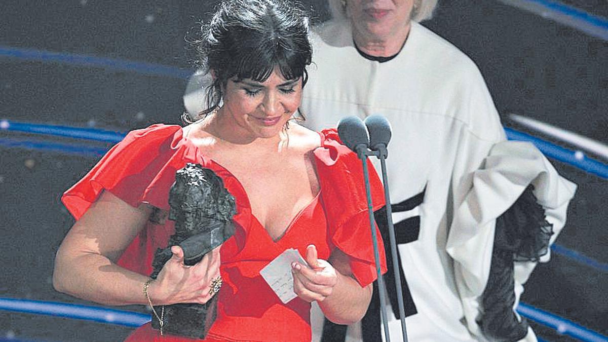 Janet Novás recolle o premio por ‘O corno’.