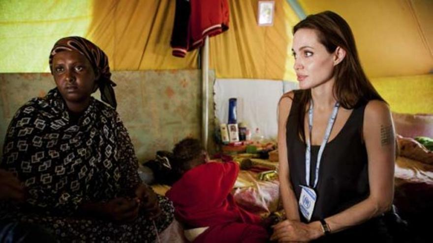 Angelina Jolie con los refugiados en Túnez