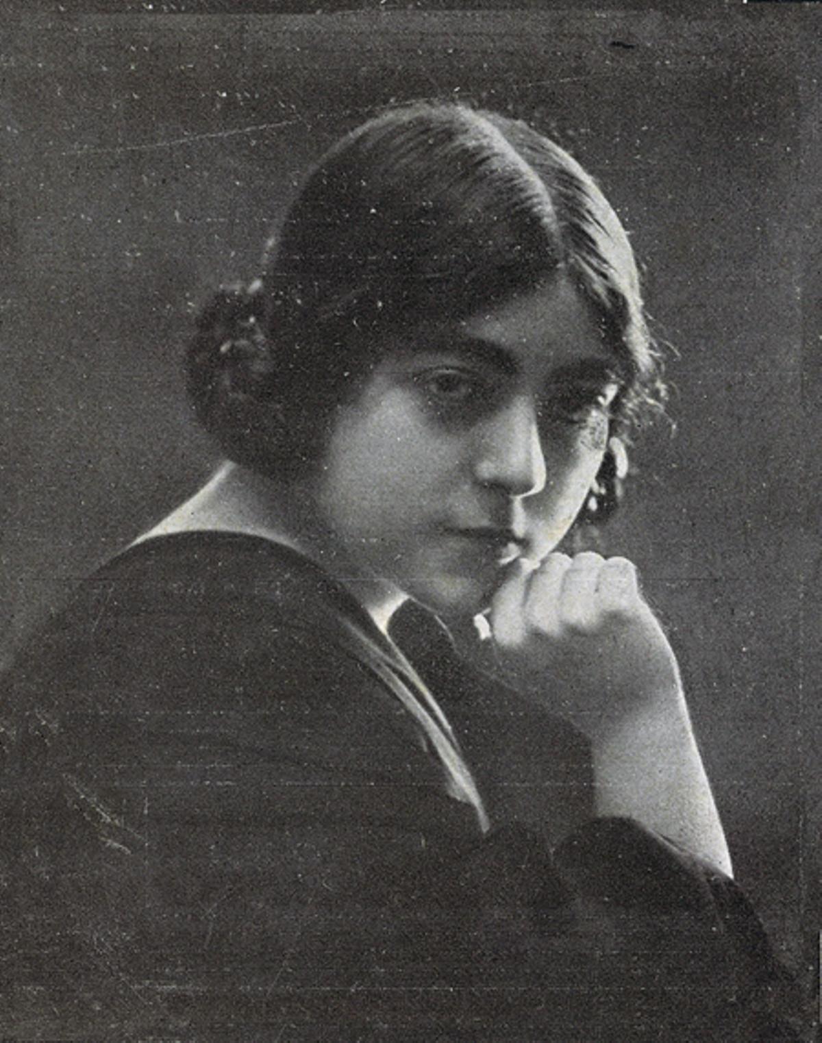 Retrat d'una jove Carme Montoriol, l'any 1913, per a una audició de piano.