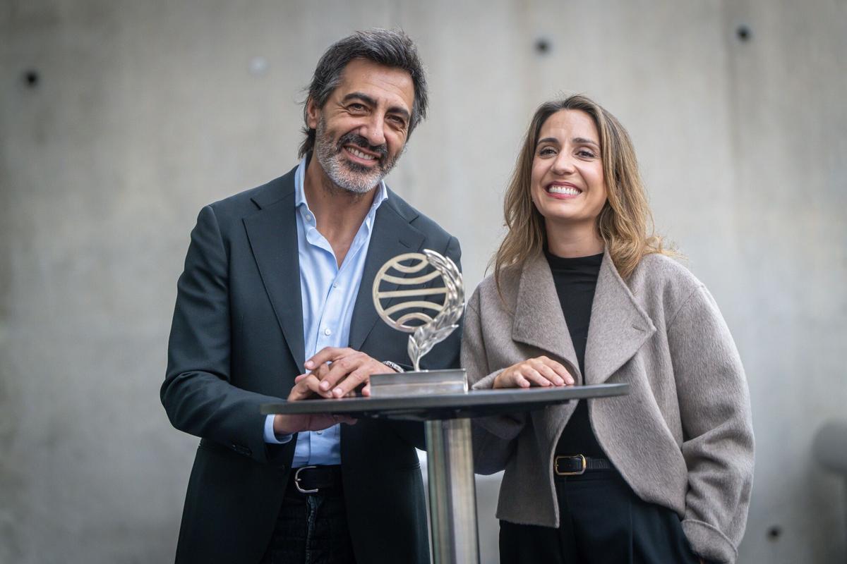 Barcelona, 16/10/2025 Cultura. Premio Planeta. Juan del Val ganador Planeta 2025 y finalista Ángela Banzas . AUTOR: MANU MITRU