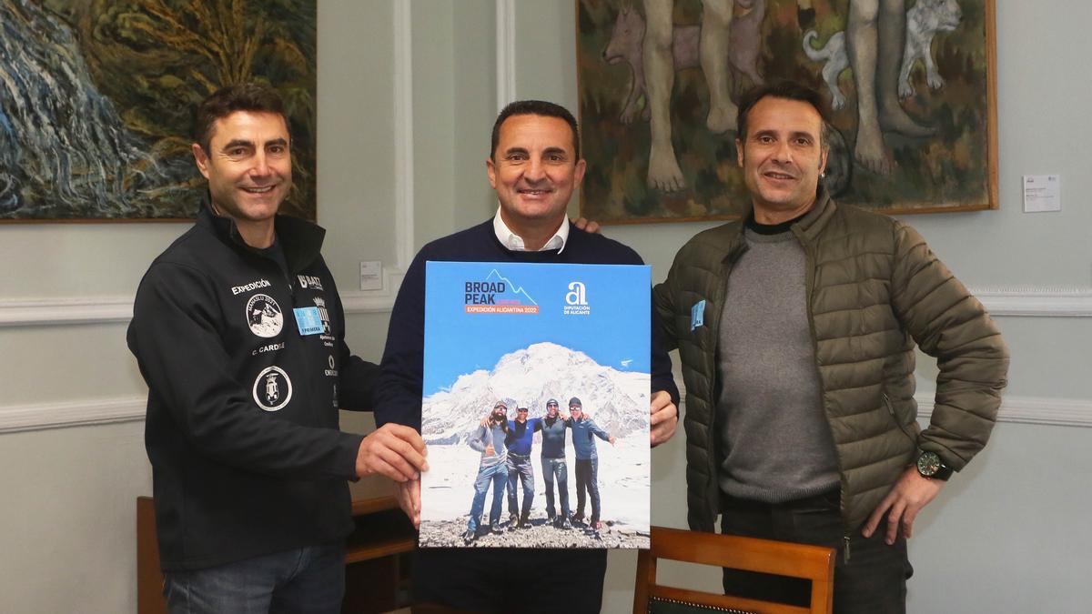 El diputado de Deportes, Bernabé Cano, con los dos alpinistas alicantinos