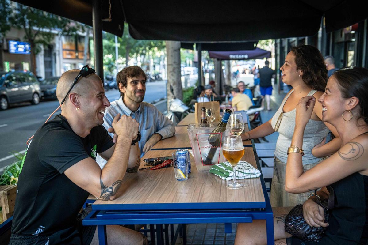Restauración en Barcelona. Personas consumiendo café o cerveza en terrazas y establecimientos de la ciudad. A 4 de agosto de 2026. Barcelona. AUTOR: MANU MITRU.