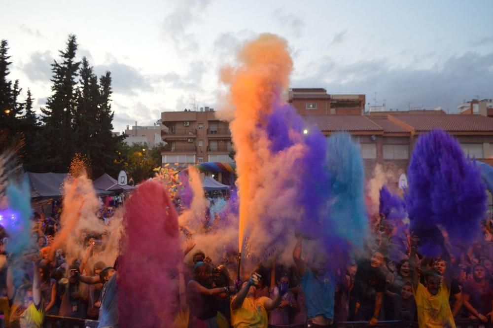 Un millar de personas disfrutan de los ''polvos holi'' en San Pedro