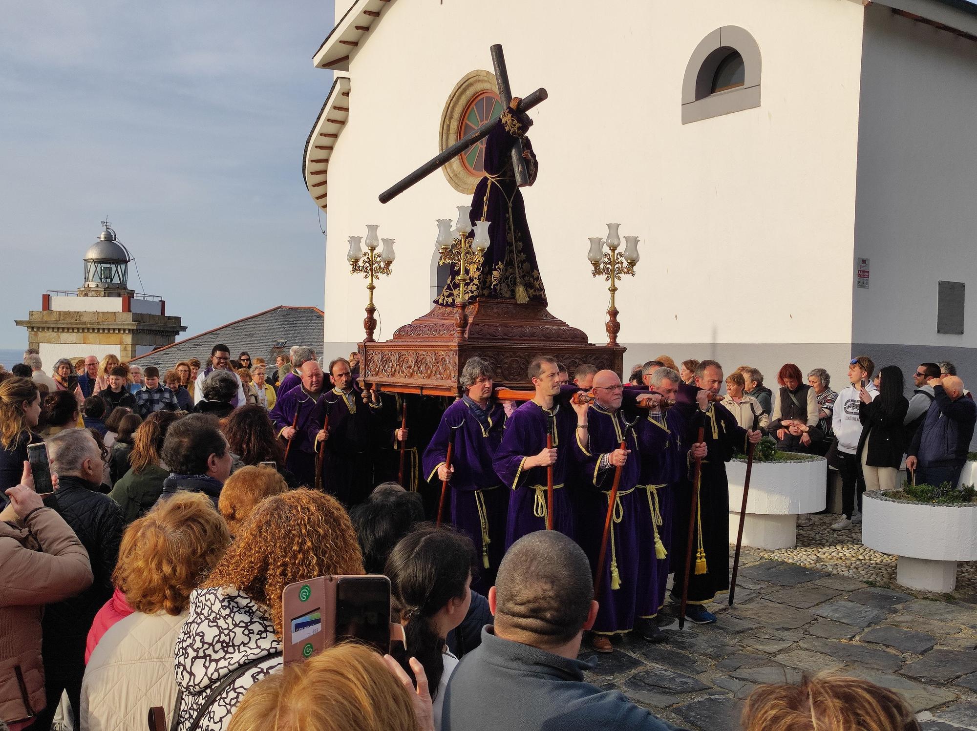 Así fue la procesión de bajada que abre la Semana Santa de Luarca