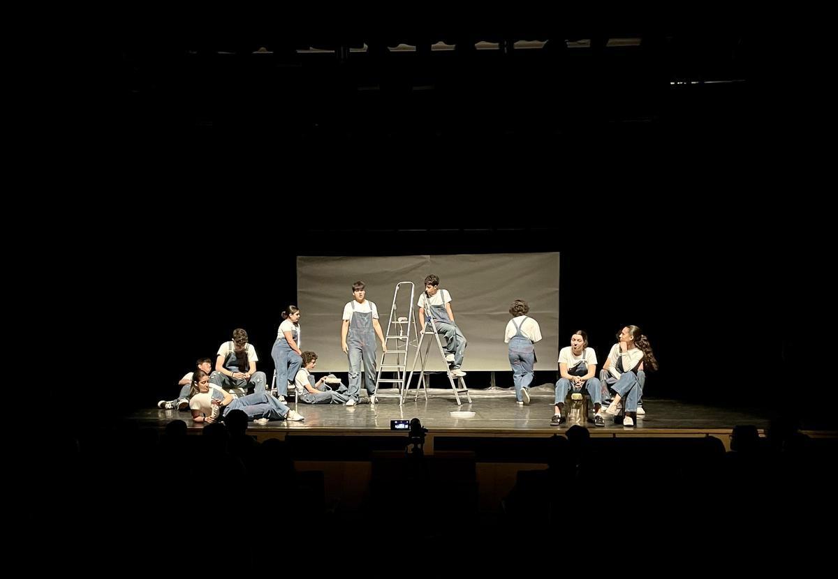 Alumnos do Colexio Eduardo Pondal representando unha obra de teatro.