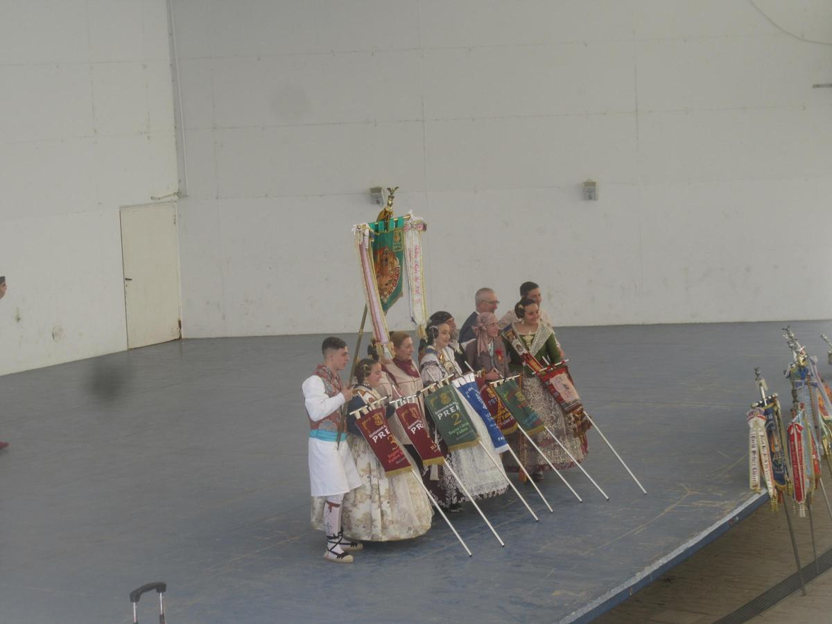 Lauri Volpi y autoridades municipales en la entrega de ‘palets’.
