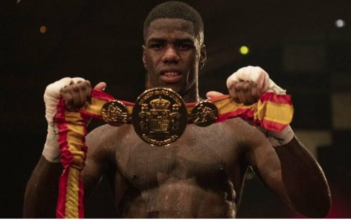 Damián Biacho, con el cinturón de campeón de España.