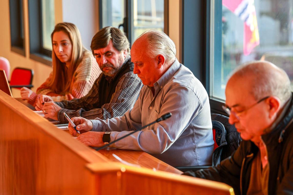 El portavoz socialista, en primer término, durante un pleno.