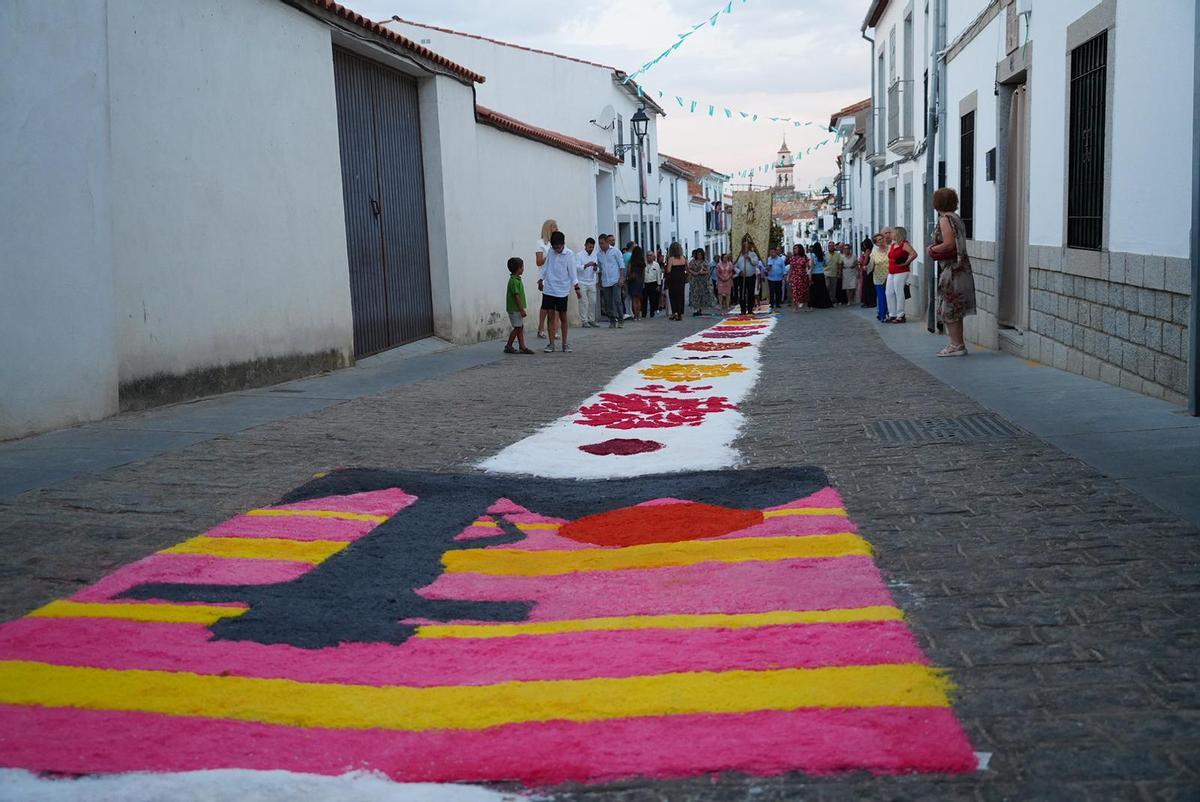 Dos Torres llena de color sus calles con las alfombras de sal por San Roque Dos Torres llena de color sus calles con las alfombras de sal por San Roque