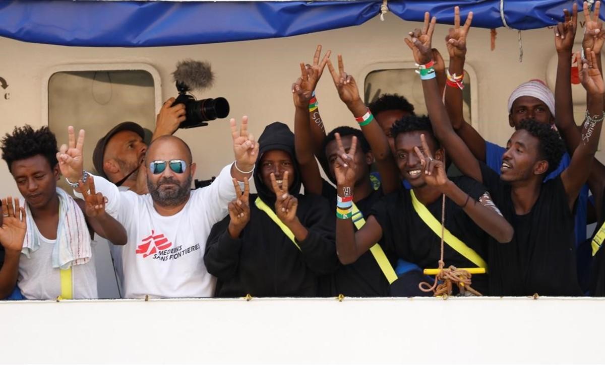 zentauroepp44669099 crew members and migrants cheer onboard the humanitarian shi180815143307