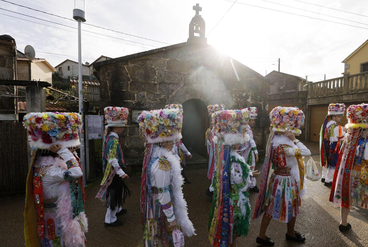 Madamas e Galáns salieron a la calle para promocionar el Entroido de Vilaboa