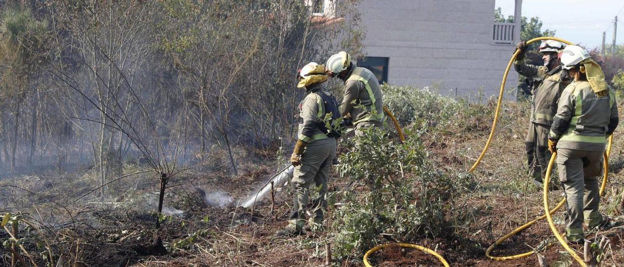 El peligroso fuego de agosto de 2022, cerca de las casas de Meira. |  PABLO HERNÁNDEZ GAMARRA