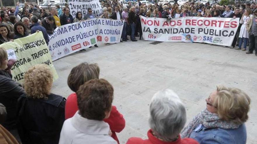 Participantes en la concentración celebrada ayer por la tarde en el Obelisco. víctor echave