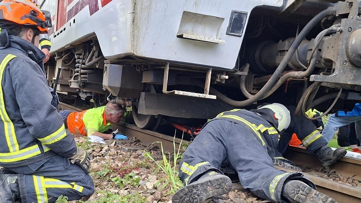Los Bomberos del SEPA tratan de liberar al hombre arrollado.
