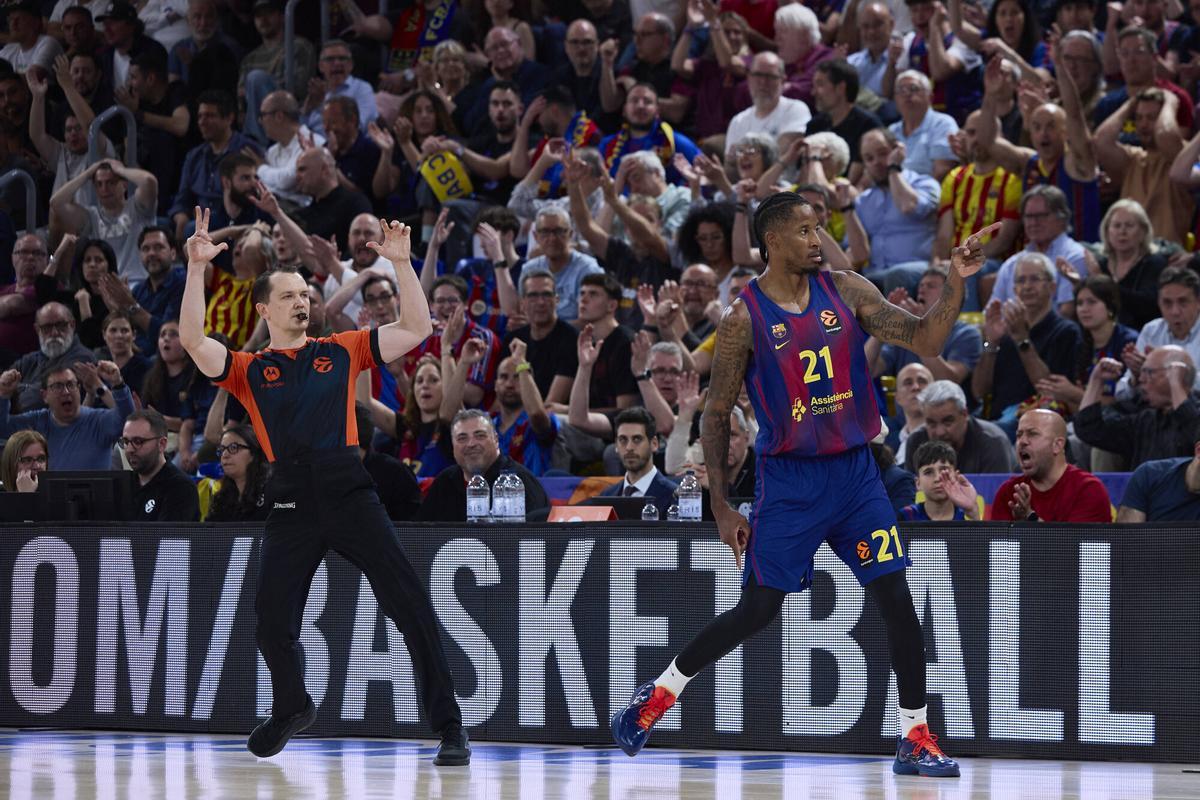 Uno de los tres árbitros marca uno de los triples de Clyburn.