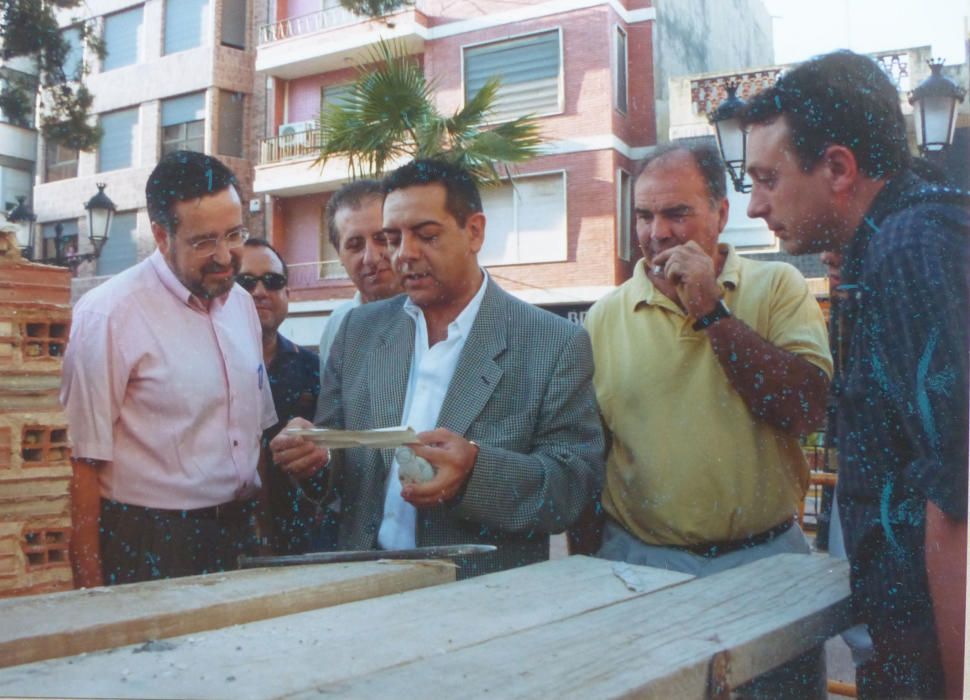 El alcalde de la época, José Vicente Sanchis (PP), al centro, con ediles y el actual alcalde, Ramón Marí (PSPV) a la izquierda.
