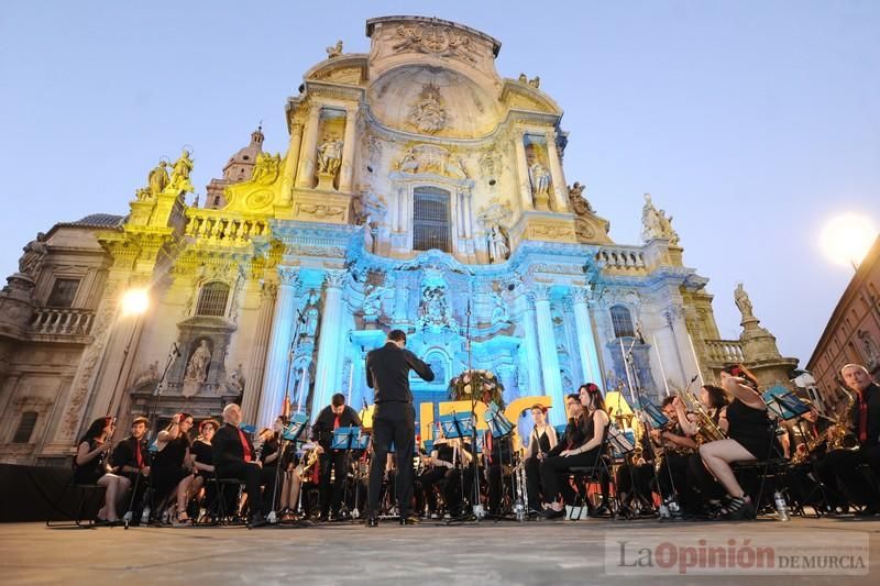 La Antorcha de la Amistad y el Moneo brillan en colores con motivo de este Festival Internacional de Folclore