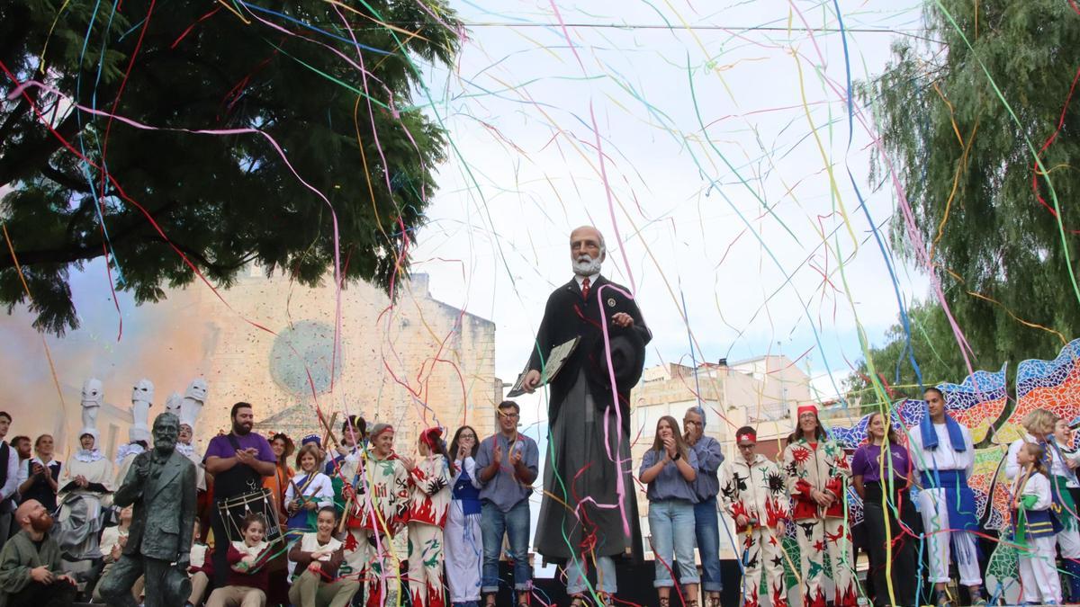 Imagen del momento final del espectáculo inaugural de Riudoms