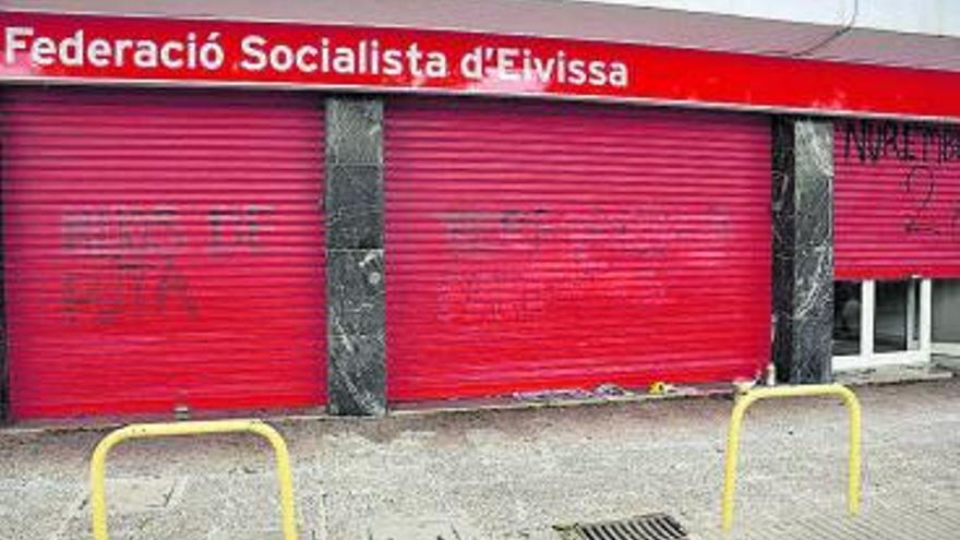 Pintadas en la sede socialista