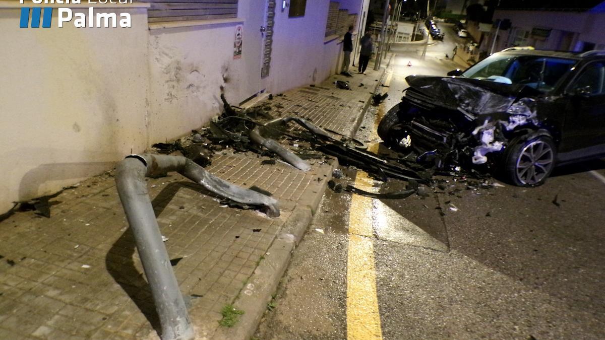 Estado en el que quedó el coche tras estrellarse contra una pared de una casa en Palma.