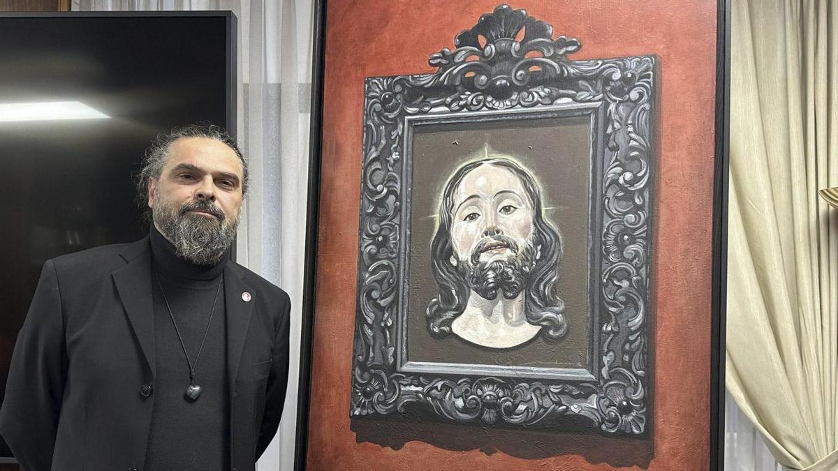 Carlos Adeva junto a su creación.