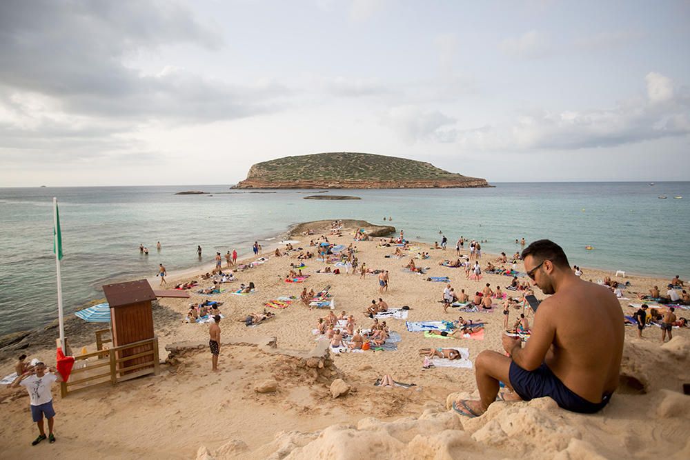 Sant Josep recupera las playas de los efectos del temporal de lluvia