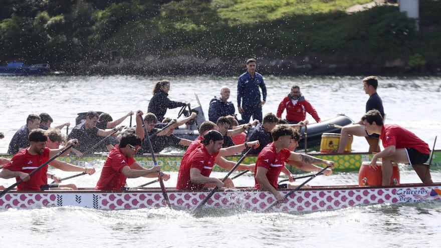 La UVigo recupera  el cetro en las aguas del río Lérez