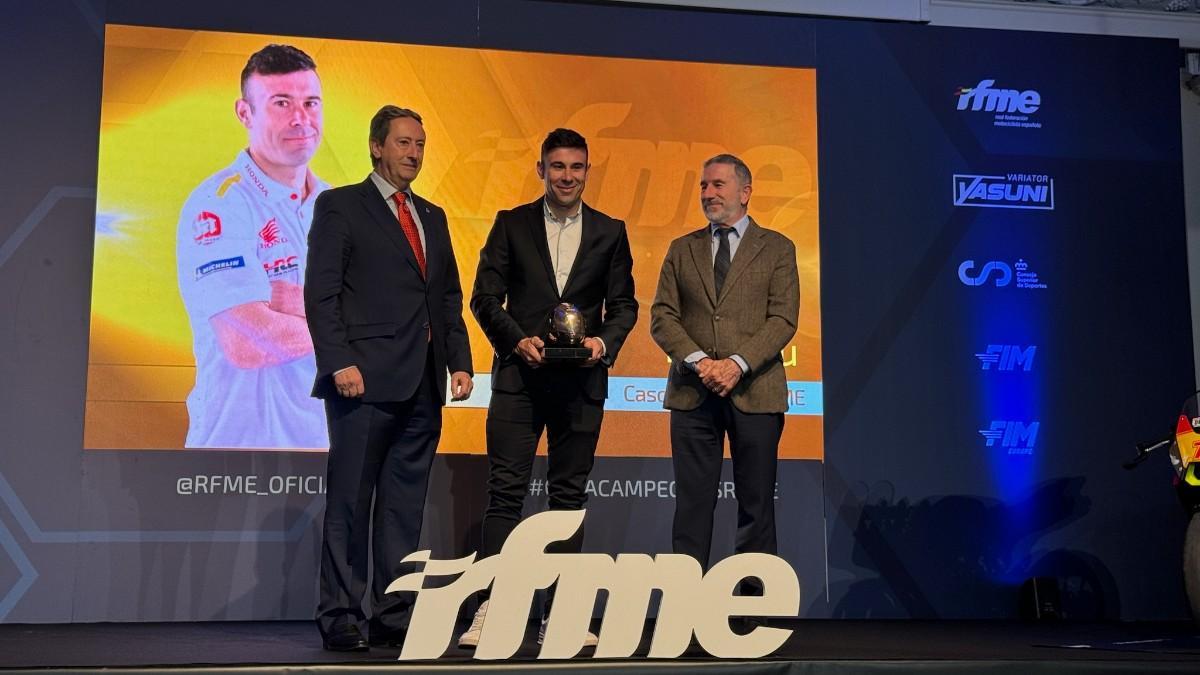 Toni Bou recibiendo el 'Casco de Oro' en la gala