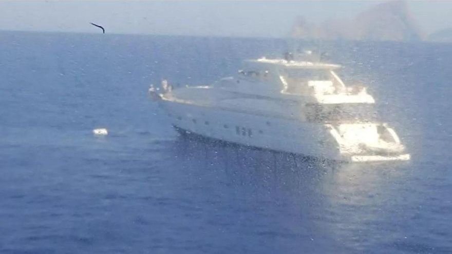 Evacuados los siete tripulantes de un barco privado de Alicante por un incendio a bordo frente a es Vedrà, en Ibiza
