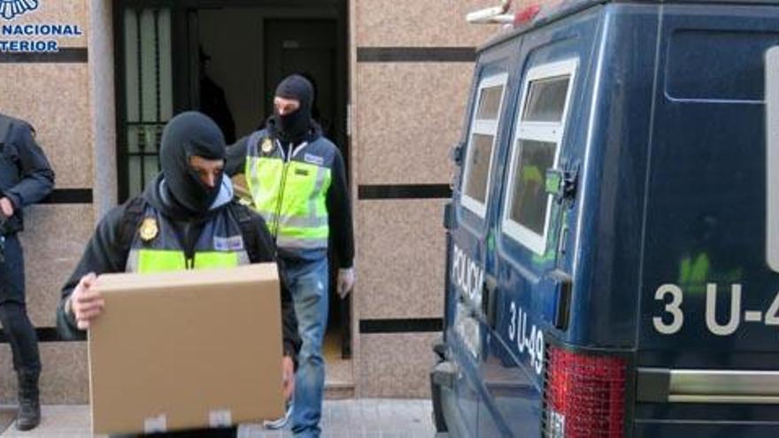 Desarticulan en Ontinyent y en cinco municipios de Alicante una célula que enviaba armas al EI