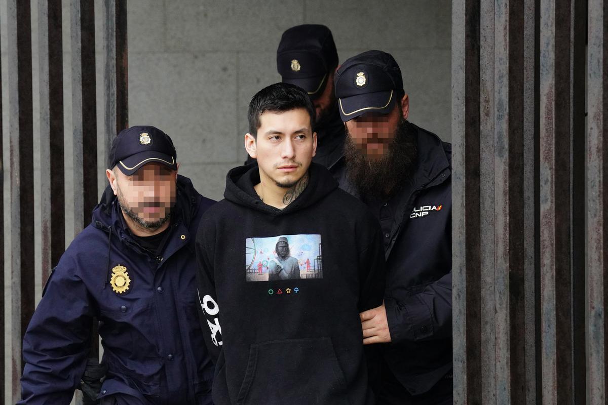 El detenido por el crimen de Ribeira, custodiado por agentes de la Policía Nacional.