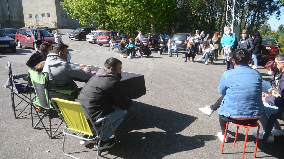 Las mariscadoras de Carril se reunieron el lunes en asamblea antes de que en la Xunta Xeral de la cofradía se aplazase la votación de la adaptación del plan de explotación.