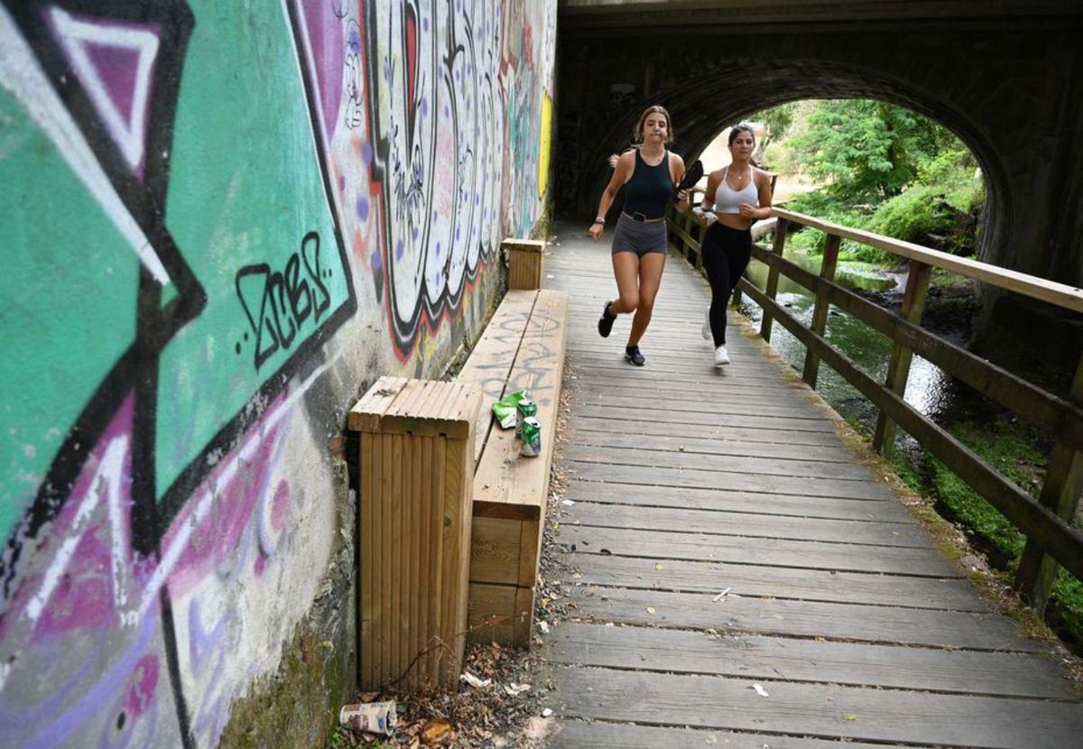 Restos de basura en la zona con pasarela de madera. | R. Vázquez