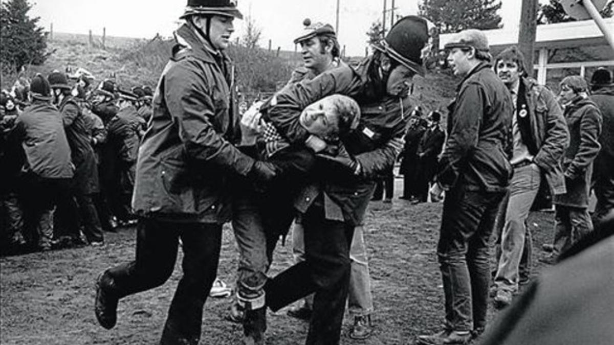 La oposición 33 De arriba a abajo, Elvis Costello, Morrissey y Billy Bragg en distintos conciertos. Sobre estas líneas, una imagen de los disturbios entre policía y manifestantes durante las huelgas de los mineros acaecidas en Warwickshire, en marzo