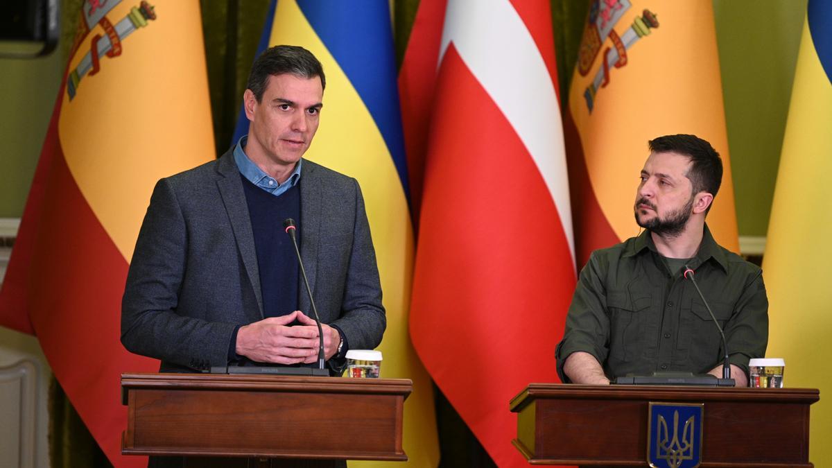 El president del govern espanyol, Pedro Sánchez, en roda de premsa acompanyat del president ucraïnès, Volodímir Zelenski