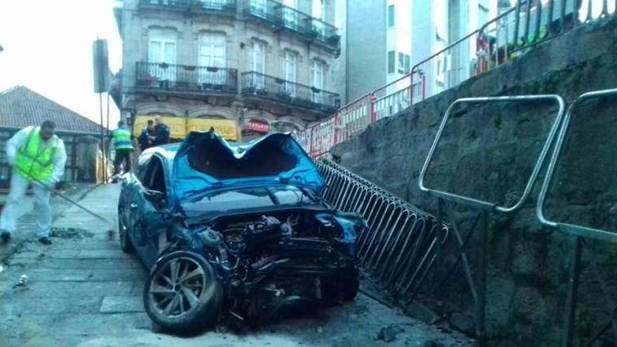 Estado en el que quedó el coche tras chocar contra el muro. // A.M.