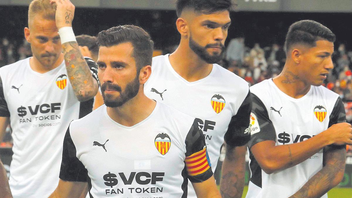 Los jugadores del Valencia frente al Villarreal