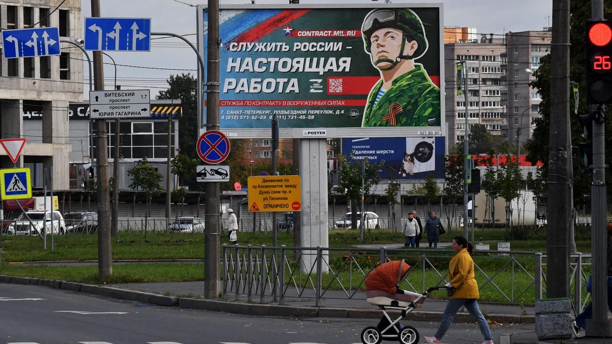 Un cartel llamando a ingresar en las filas del Ejército en las calles de San Petersburgo, este martes.