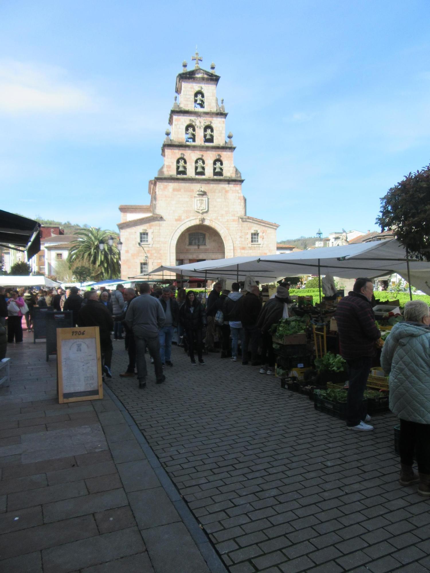 El mercado semanal de Cangas de Onís, a rebosar