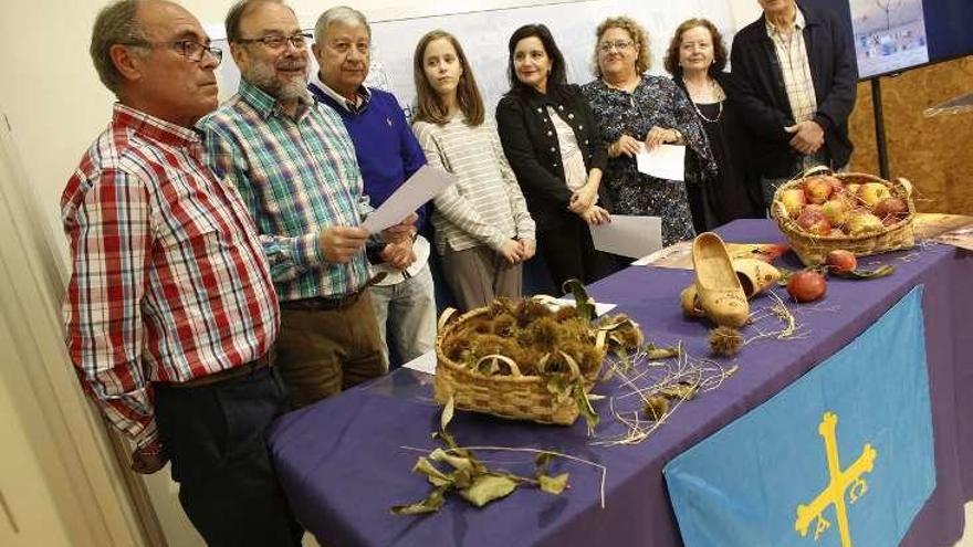 Yolanda Alonso, ayer, con los organizadores de la Seronda.