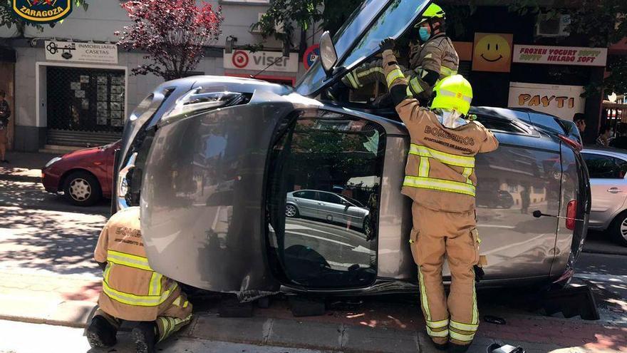 Dos turismos colisionan en la travesía de Casetas