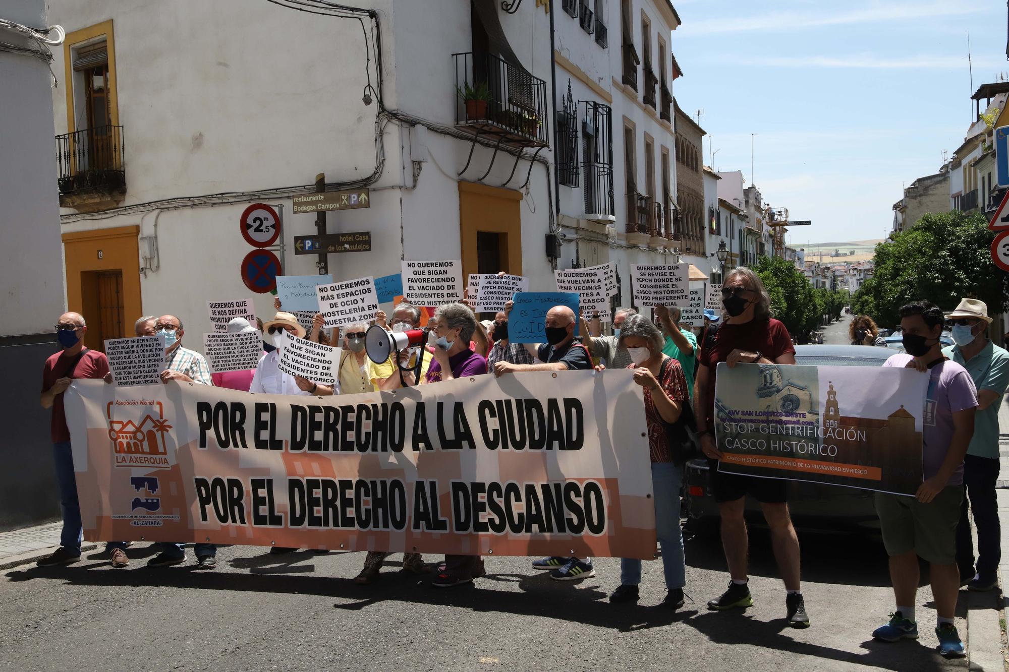 Vecinos del casco histórico cortan la calle San Fernando contra el "vaciado de residentes"