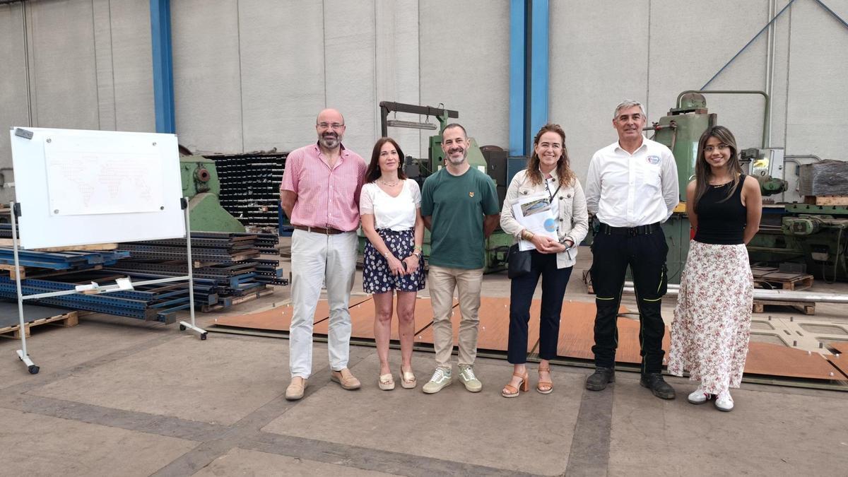 Por la izquierda, José Antonio Martínez, técnico municipal; María José Fernández, Ángel García, Verónica Durán, arquitecta del proyecto; Luis Alfredo García, director técnico del taller y Anthonela Zabala, de la empresa adjudicataria.