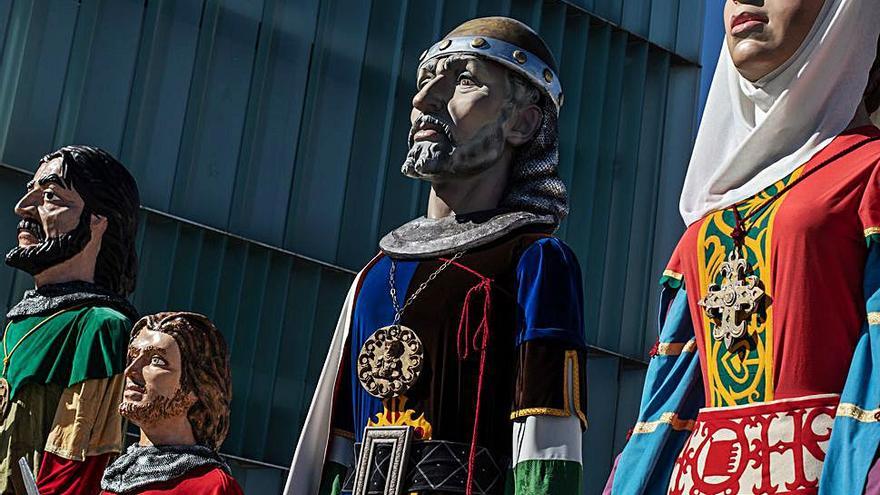 Gigantes y cabezudos, ayer en la terraza del Teatro Ramos Carrión. | |  EMILIO FRAILE