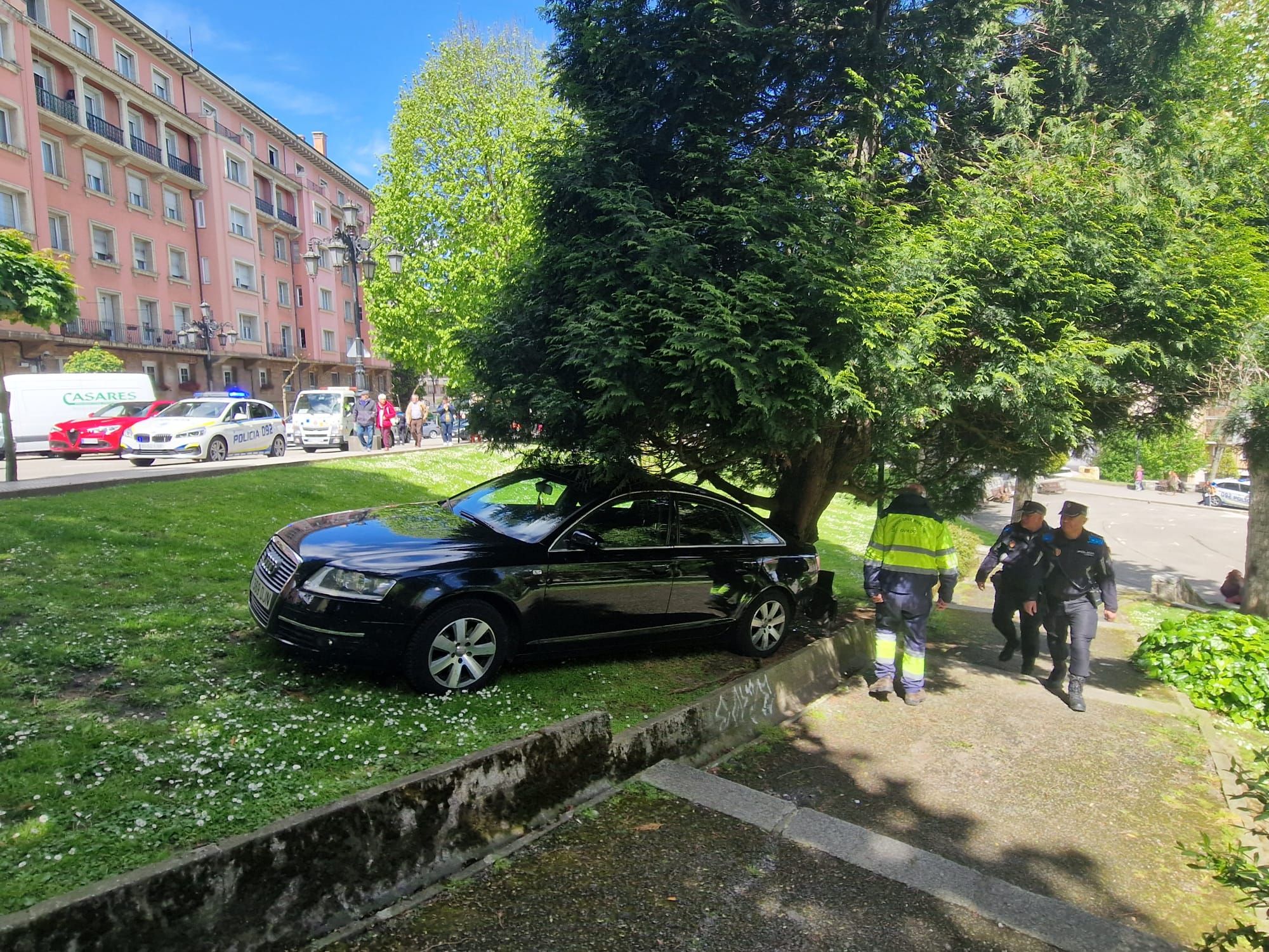 EN IMÁGENES: Un coche irrumpe en uno de los parques más conocidos de Oviedo para sorpresa de los peatones
