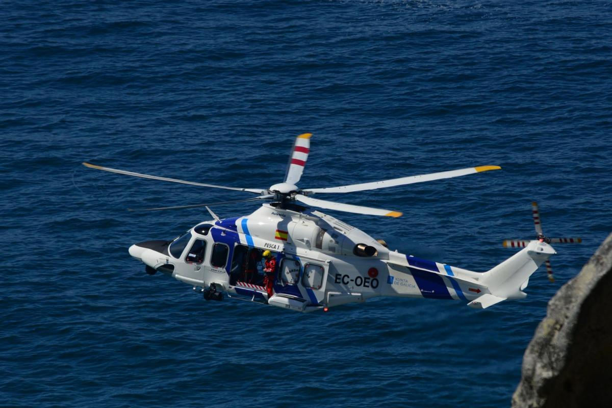 El helicóptero ‘Pesca 1’, sobrevolando la Costa da Vela dispositivo de búsqueda.